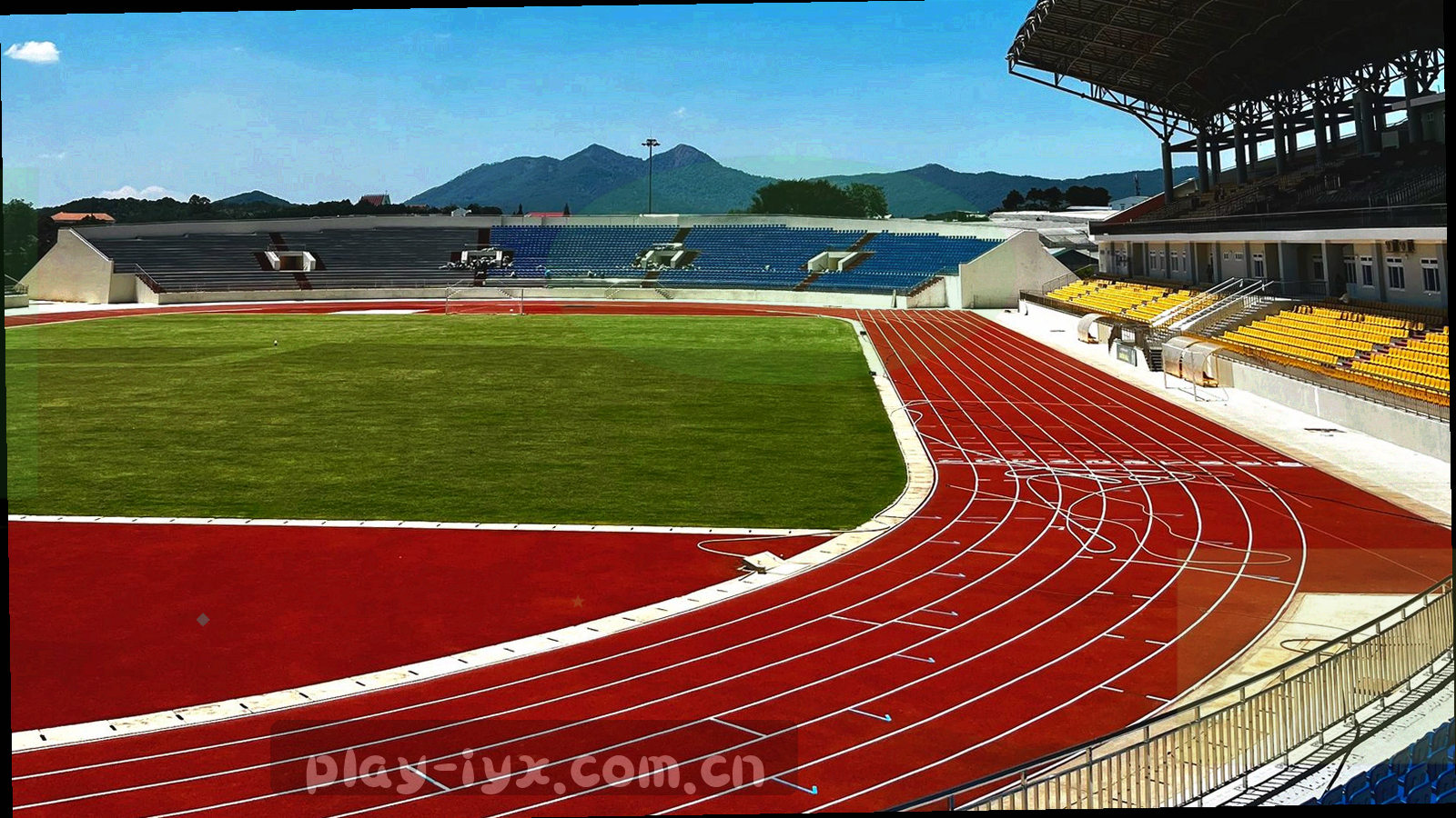 夜色中的城市干道车灯长曝光，远处楼宇灯光排成横向光带