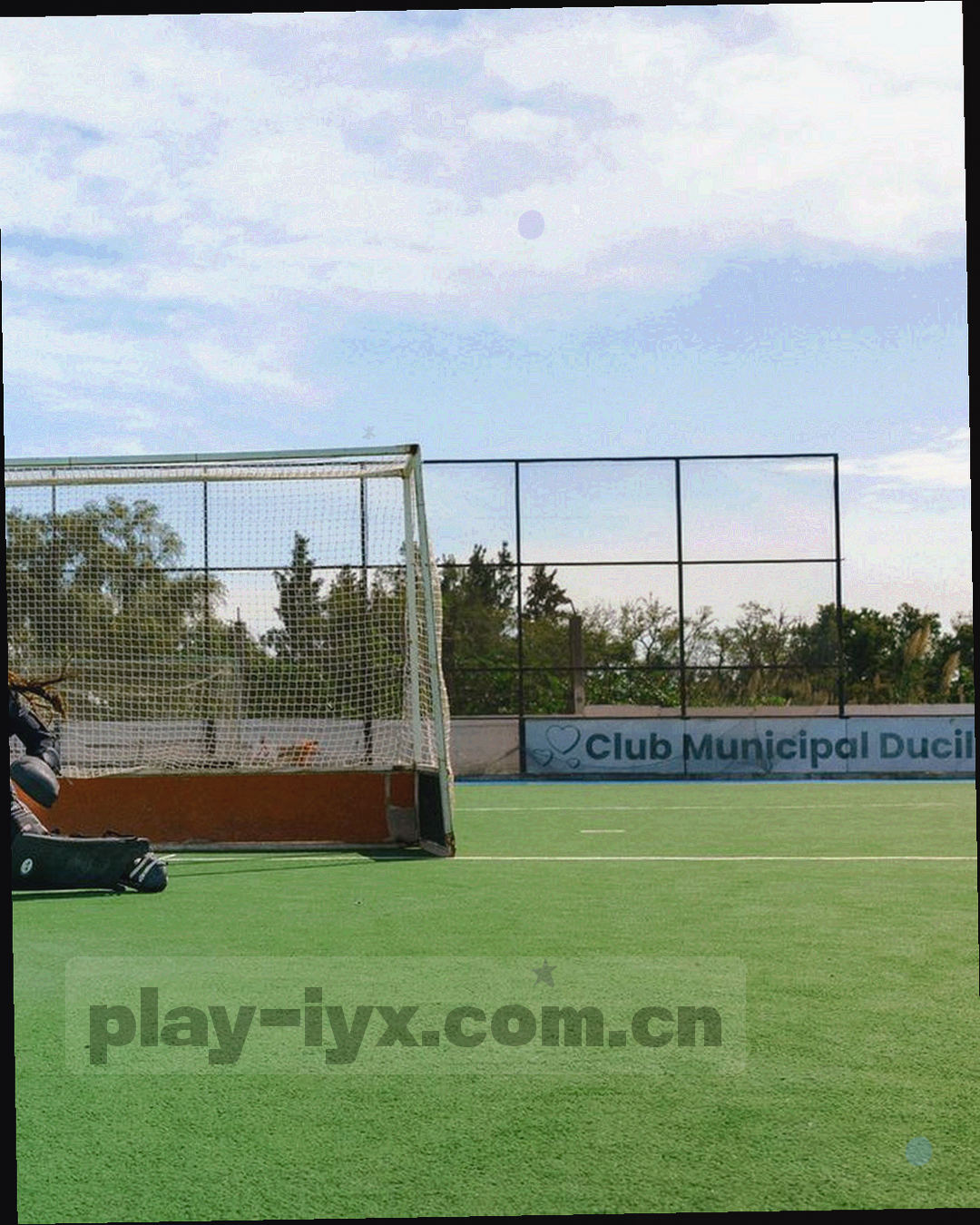 竖屏手机上按时间顺序排列的战报条目界面，每条都带等宽时刻标注